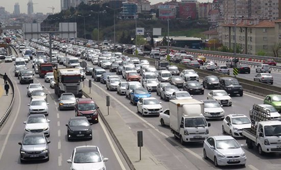 إسطنبول: كثافة مرورية وازدحام شديد في محطات النقل بين الولايات