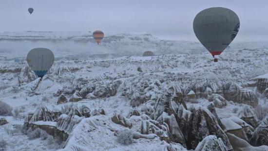 مرة أخرى ..المناطيد الحرارية تحلّق فوق كبادوكيا التركية المتزينة بالثلج