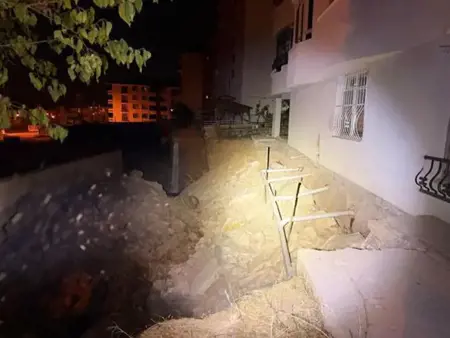 انزلاقٌ أرضيّ أثناء أعمال حفرٍ يستدعي إخلاء عمارةٍ من 5 طوابق بولاية طنجلي التركية