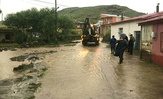 فيضانات تغمر منازل وشوارع ولاية أرداهان التركية