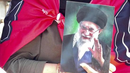 إيران تودّع خامنئي في مراسم دفن ختامية بمشهد بعد 6 أيام من التشييع