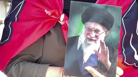 إيران تودّع خامنئي في مراسم دفن ختامية بمشهد بعد 6 أيام من التشييع