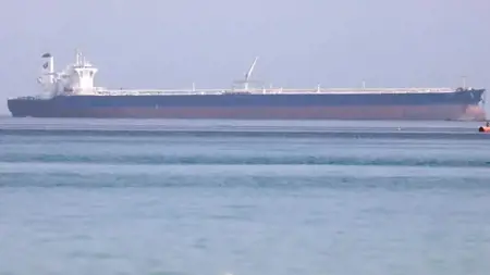 غرق سفينة بريطانية في البحر الأحمر بعد انفجارها