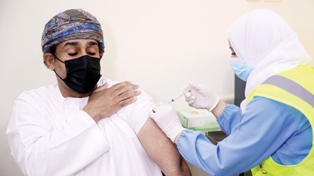 بلد عربي يفرض إلزامية التطعيم ضد كوفيد على مواطنيه والمقيمين