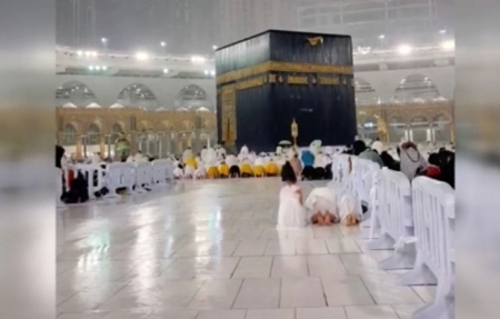 المسلمون يؤدون الصلوات في مكة أمام الكعبة المشرفة رغم الأمطار الغزيرة