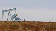 برميل برنت يتجاوز 80 دولاراً بعد أول هجوم أمريكي بزورق مسيّر "كاميكازي" على منشأة غواصات إيرانية.. وترامب: هرمز مفتوح لكل من عدا إيران