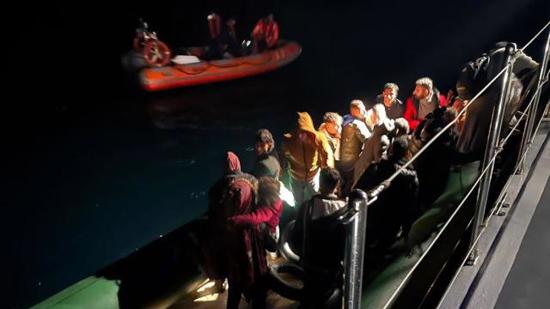 ضبط 69 مهاجرا غير نظامي قبالة سواحل إزمير