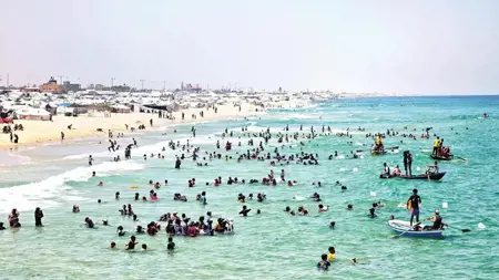 على شاطئ غزة.. أطفال يتعلّمون «الطفولة» في برك مؤقتة هرباً من الإبادة