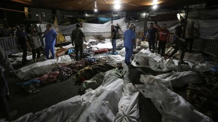 تكدس الجثث في باحة مستشفى الشفاء وعلى شوارع غزة والاحتلال يمنع الوصول إليها