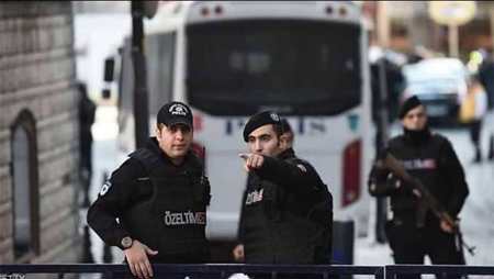 إسطنبول.. اعتقال سوريين اثنين يتاجران بعملة مزيفة