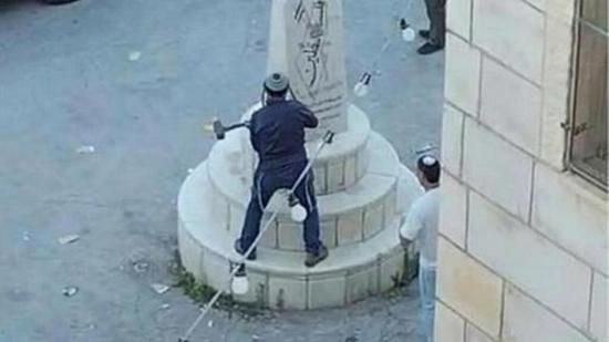 نائبٌ إسرائيليّ متطرّف يحطّم نصباً تذكارياً فلسطينياً بالضفّة الغربية المحتلّة تحت حماية جيش الاحتلال
