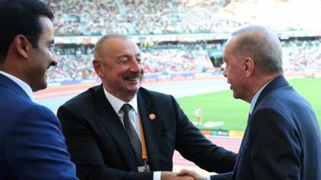 أردوغان إلى جانب أمير قطر خلال حضورهما بطولة العالم لألعاب القوى