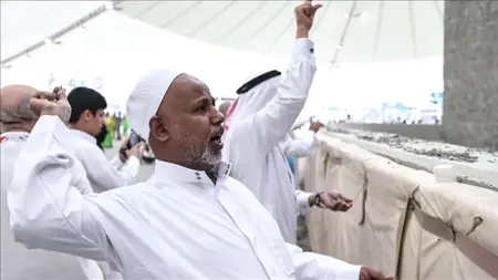 حجاج بيت الله الحرام يواصلون أداء مناسك الحج 