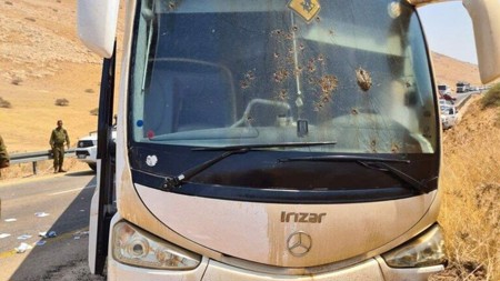 عاجل :إصابة 5 إسرائيليين في عملية اطلاق نار على حافلة في غور الاردن
