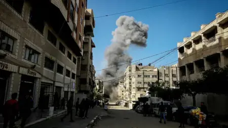 الاحتلال يبيد عائلة جديدة في غزة: استشهاد أب وأمّ حامل وطفلهما.. وانتشال جنين من تحت الركام