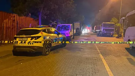 حريقٌ في كراج شاحناتٍ بإسطنبول يُتلف 5 مركباتٍ وحاوية