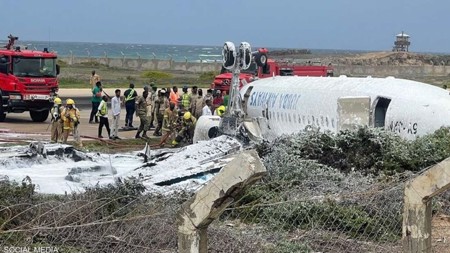 انقلاب وتحطم طائرة ركاب في مطار مقديشو بالصومال