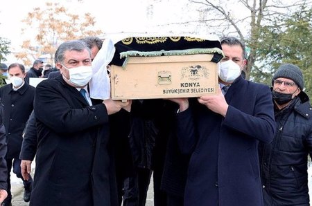 وزير الصحة التركي يودع جدته إلى مثواها الأخير