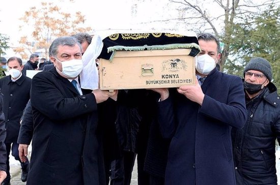 وزير الصحة التركي يودع جدته إلى مثواها الأخير