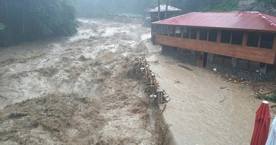 ريزا التركية.. إغلاق طرق القرى بسبب الانهيارات الأرضية 