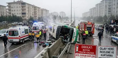 انقلاب حافلة في جناق قلعة يُصيب 46 شخصًا