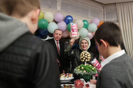الرئيس أردوغان وعقيلته يستضيفان مجموعة من الأطفال على مائدة الإفطار