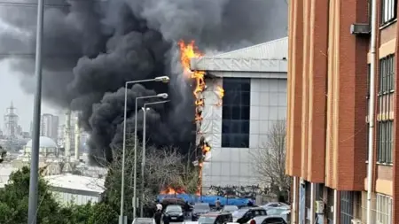 إسطنبول:حريق هائل في موقع صناعي بمنطقة باشاك شهير