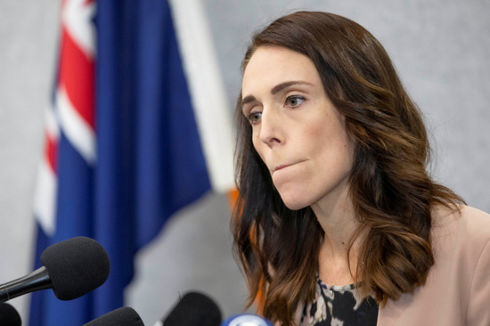 رفضت النوم.. طفلة رئيسة وزراء نيوزيلندا تُجبرها على قطع خطابها مع شعبها