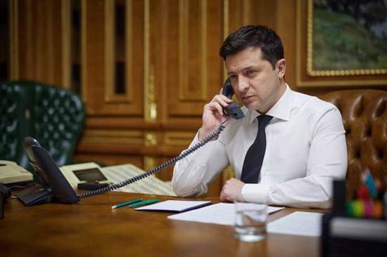 أمريكا تتواصل مع الرئيس الأوكراني عن طريق «هاتف خارق»