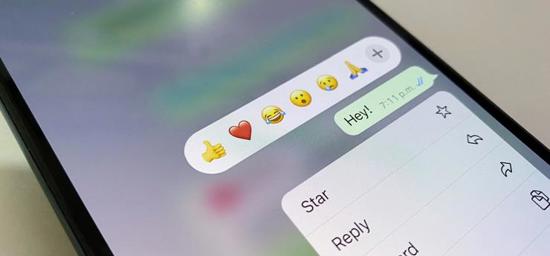 رموزك تفضح عمرك.. «الوجه الباكي» يتصدّر الإيموجي ويكشف الفجوة بين الأجيال