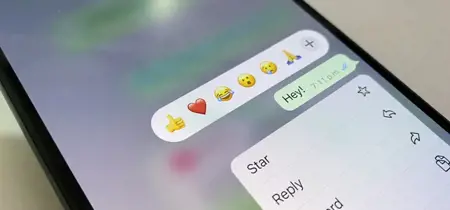 رموزك تفضح عمرك.. «الوجه الباكي» يتصدّر الإيموجي ويكشف الفجوة بين الأجيال
