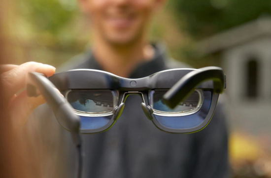 نظارات بإمكانيات هائلة تساعد الصم على التواصل بشكل فعال