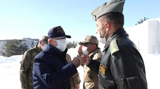 وزير الدفاع التركي يزور الحدود العراقية