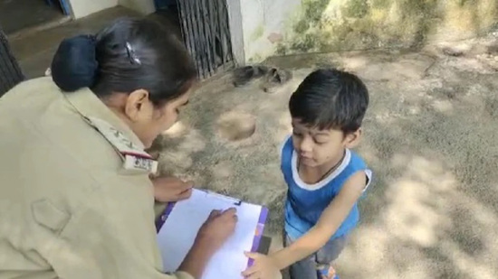 لسبب مضحك.. طفل هندي ذو 3 سنوات يقدم بلاغًا ضد والدته