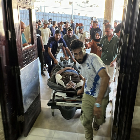 الاحتلال يخرق الهدنة مجدّداً: إصابة 8 فلسطينيّين بغاراتٍ على خيام النازحين في غزّة