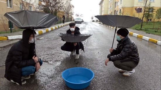 شبان في ولاية فان التركية يقلبون مظلاتهم رأسًا على عقب .. لهذا السبب