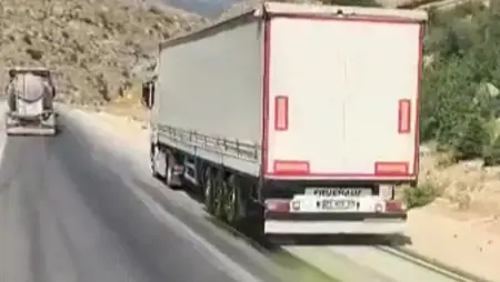 حادثة طريفة في أفيون قره حصار: دهان مسكوب من شاحنة يلوّن سيارات بالبنفسجي