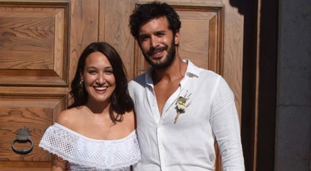 الممثل التركي باريش اردوتش وزوجته يرزقان بمولودهما الأول