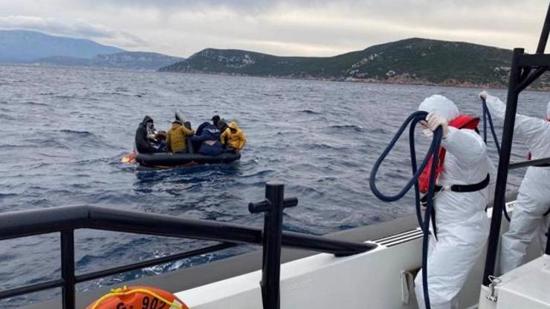تركيا تنقذ 40 مهاجرًا غير شرعيًا دفعتهم اليونان إلى المياه الإقليمية