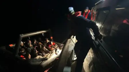بينهم 6 أطفال.. إنقاذ 21 مهاجرًا غير شرعي قبالة سواحل بودروم