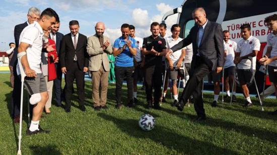 أردوغان يزور معسكر فريق كرة القدم الوطني التركي للمبتورين
