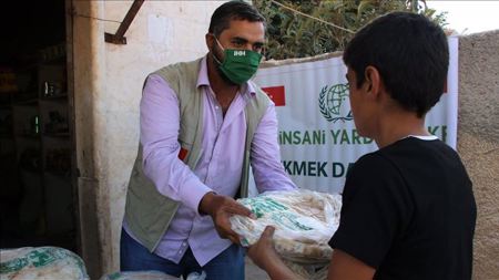 الإغاثة التركية توزع 300 ألف رغيف خبز يوميا للمحتاجين في سوريا