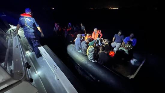 تركيا تنقذ 130 مهاجر دفعتهم اليونان إلى سواحل إزمير