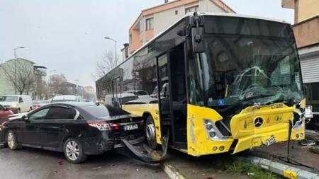 بالصور: حافلة نقل تصطدم بسيارات متوقفة بإسطنبول دون إصابات