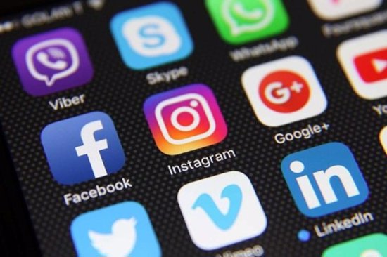 باكستان تحجب مواقع التواصل الاجتماعي مؤقتًا