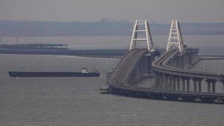 إغلاق جسر القرم أمام حركة مرور السيارات