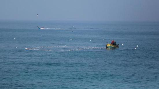 إسرائيل تزيد مسافة الصيد للصيادين في غزة إلى 12 ميلاً