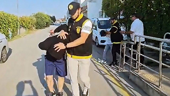 قاتلا زميل سكنٍ بأضنة يُلقى القبض عليهما بعد استغاثتهما بالإطفاء لانحباسهما بالشقّة