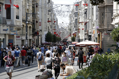 أشهر شوارع إسطنبول يعود إلى ما كان عليه قبل الجائحة