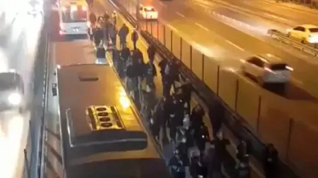 اسطنبول: خلل في إحدى حافلات المتروبوس يؤدي إلى كثافة مرورية في محطة أفجيلار